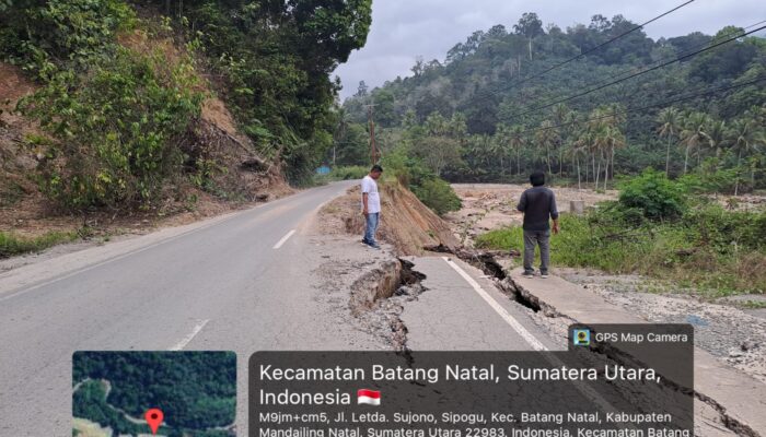 Jalan Provinsi di Sipogu Batang Natal Amblas 40 Meter, Warga Khawatir “Tinggal Menunggu Korban”