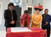 Resmikan Rumah Dinas Pendeta