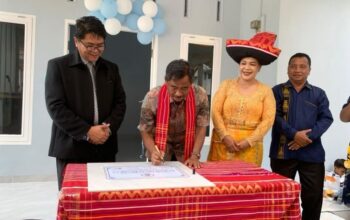 Resmikan Rumah Dinas Pendeta