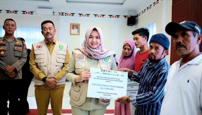 Bupati Madina Salurkan Bantuan Rumah Terdampak Bencana Tahap II