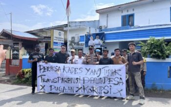 Massa Geruduk Kantor Desa Tanjung Gusta