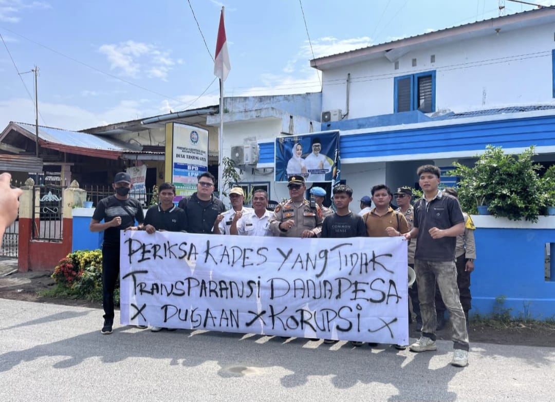 Massa Geruduk Kantor Desa Tanjung Gusta