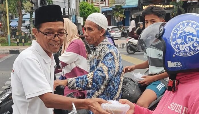 Berburu Berkah Ramadan, PWI Binjai Turun ke Jalan Bagikan Ratusan Takjil untuk Pengendara
