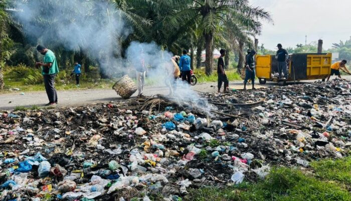 Viral Sampah Berserakan di Jalan Pondok Rawa, Kades Sampali Gerak Cepat Lakukan Pembersihan