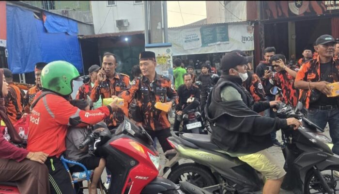 Pemuda Pancasila Medan Sunggal Berbagi Takjil dan Sembako ke Ratusan Warga