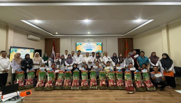 FDK UINSU Serahkan Parcel Paket Idul Fitri bagi CS, Staf dan Satpam