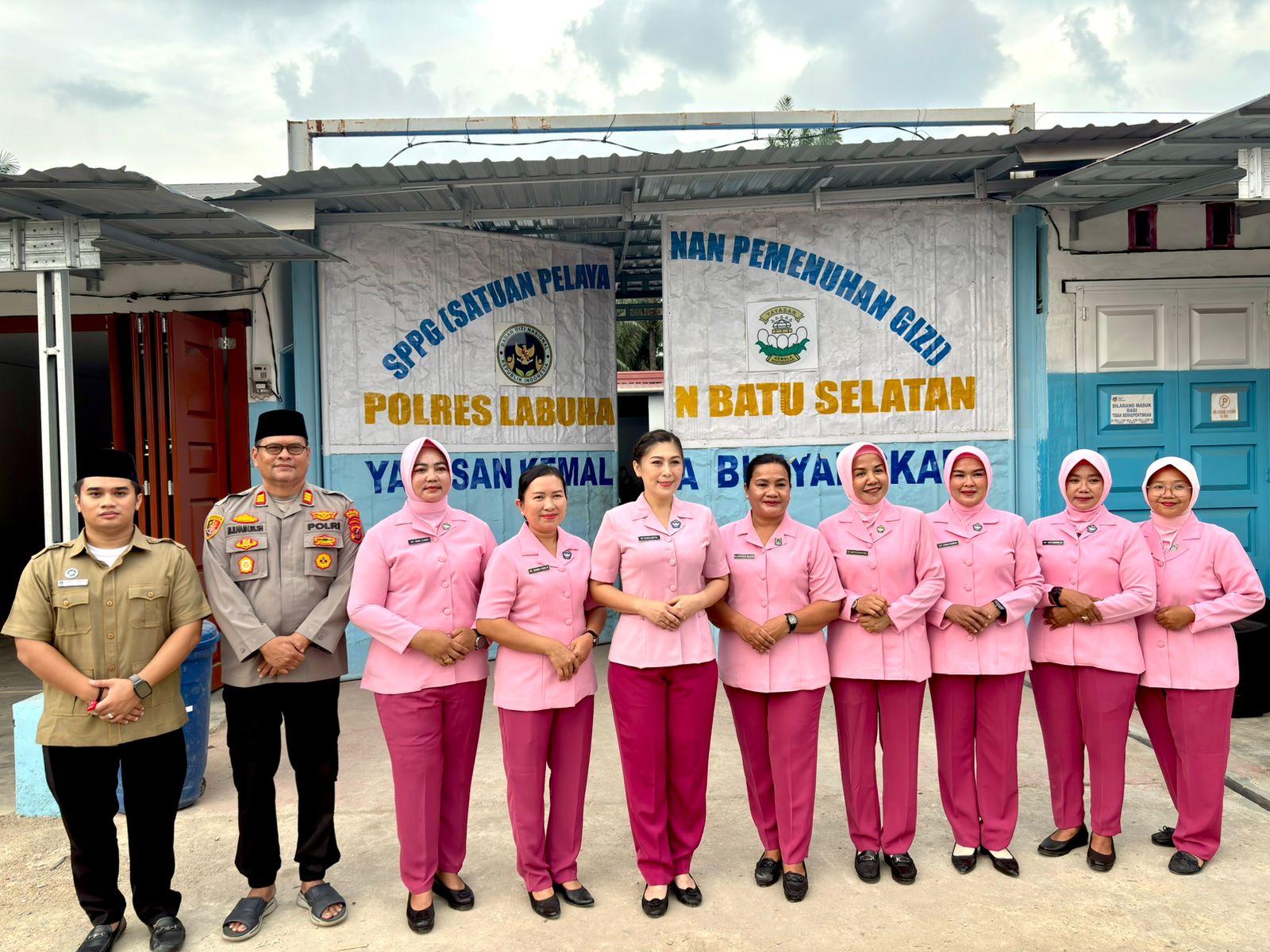 Sentuhan Kasih di Bulan Ramadan: SPPG 1 Kemala Bhayangkari dan Polsek Kampung Rakyat Kompak Berbagi Takjil