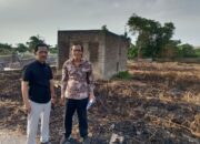 Herlambang Panggabean saat meninjau tanahnya yang diduga diserebot PT Musim Mas