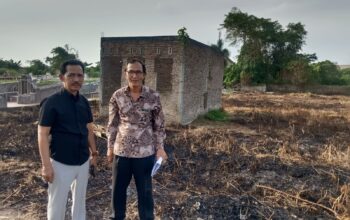 Herlambang Panggabean saat meninjau tanahnya yang diduga diserebot PT Musim Mas