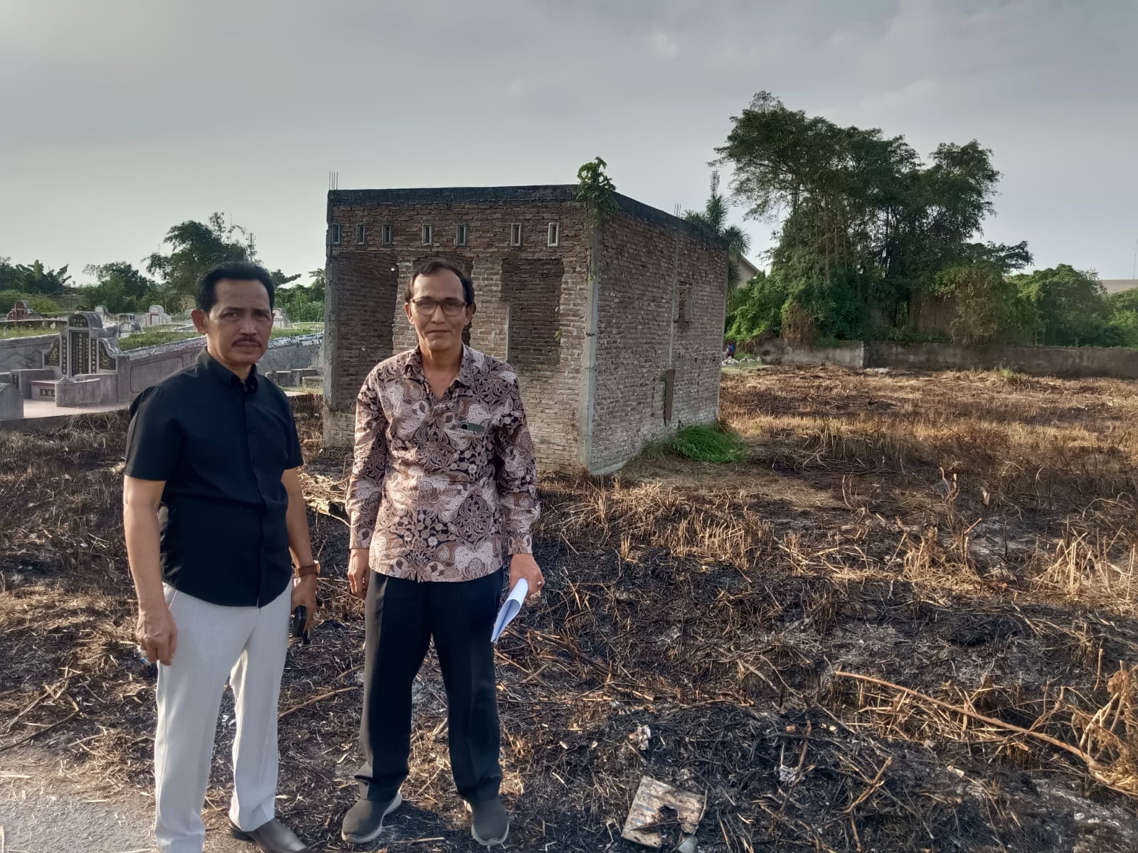 Herlambang Panggabean saat meninjau tanahnya yang diduga diserebot PT Musim Mas