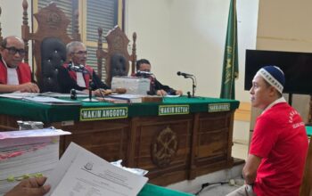 Terdakwa Nugroho Sigit P Bin Moendakir saat menjalani sidang di ruang Cakra III, Pengadilan Negeri Medan, Kamis (30/4/2026). Sementara terdakwa Violetta mengikuti persidangan dari Rutan Perempuan Medan.