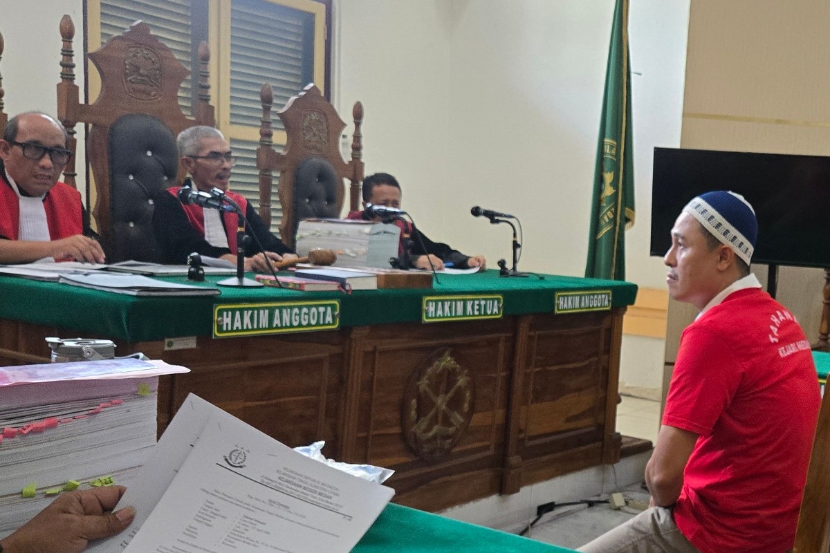 Terdakwa Nugroho Sigit P Bin Moendakir saat menjalani sidang di ruang Cakra III, Pengadilan Negeri Medan, Kamis (30/4/2026). Sementara terdakwa Violetta mengikuti persidangan dari Rutan Perempuan Medan.