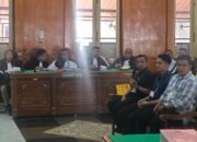 Irwansyah Gultom (kiri) saat duduk di kursi penasehat hukum dalam persidangan dugaan korupsi pengadaan smartboard Dinas Pendidikan Tebing Tinggi di ruang Cakra Utama Pengadilan Tipikor pada Pengadilan Negeri Medan, Selasa (19/5/2026).