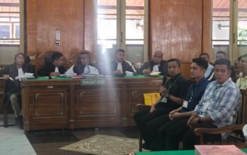Irwansyah Gultom (kiri) saat duduk di kursi penasehat hukum dalam persidangan dugaan korupsi pengadaan smartboard Dinas Pendidikan Tebing Tinggi di ruang Cakra Utama Pengadilan Tipikor pada Pengadilan Negeri Medan, Selasa (19/5/2026).