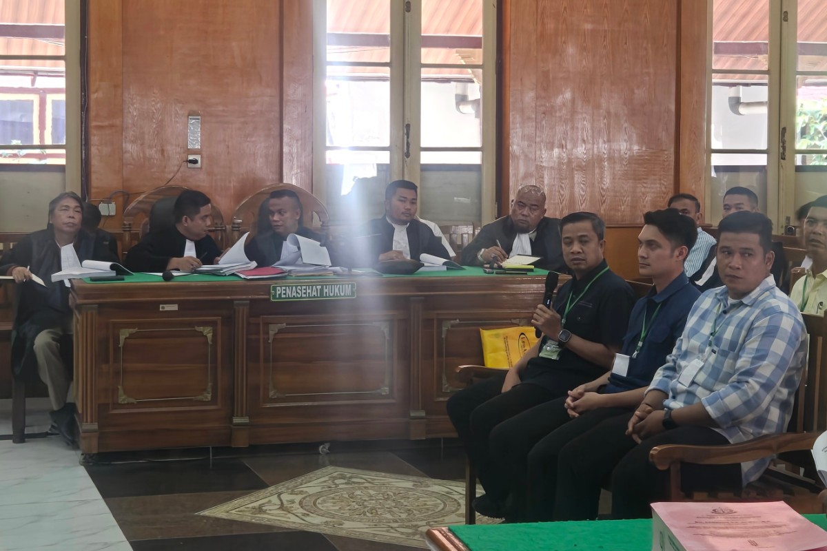 Irwansyah Gultom (kiri) saat duduk di kursi penasehat hukum dalam persidangan dugaan korupsi pengadaan smartboard Dinas Pendidikan Tebing Tinggi di ruang Cakra Utama Pengadilan Tipikor pada Pengadilan Negeri Medan, Selasa (19/5/2026).