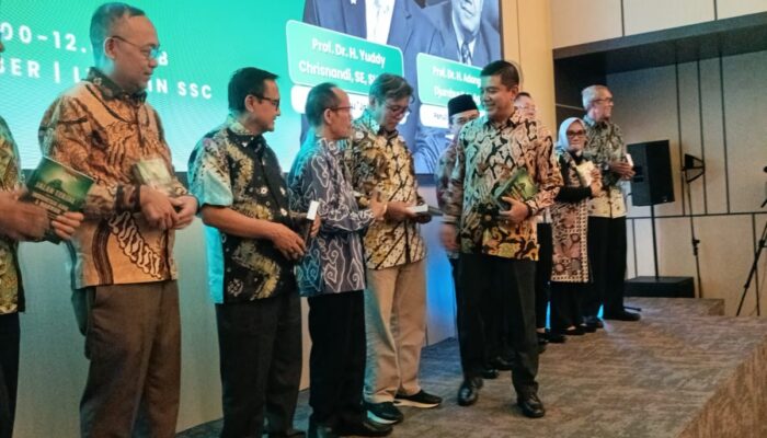 Refleksi 28 Tahun Reformasi, ICMI Cirebon Luncurkan Buku Jalan Terjal Menuju Indonesia Adil dan Makmur
