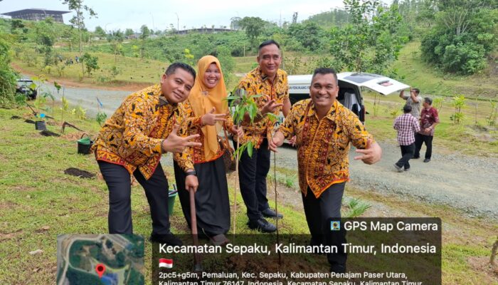 Kuatkan Tri Dharma PT, Pimpinan FDK UINSU Tanam Pohon di IKN