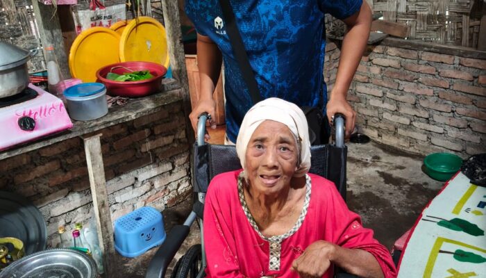 Tengku Harmain Salurkan Bantuan Kursi Roda untuk Lansia di Desa Terjun, Wujud Kepedulian PAN kepada Masyarakat