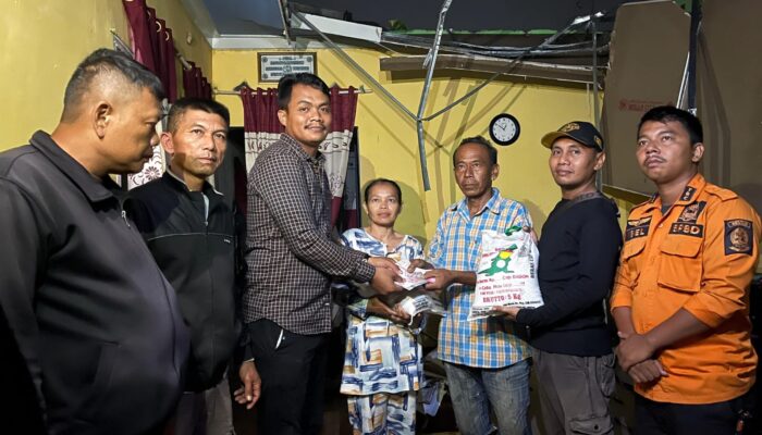 Rumah Warga Diterjang Angin Kencang, Kades Sambirejo Timur Berikan Bantuan