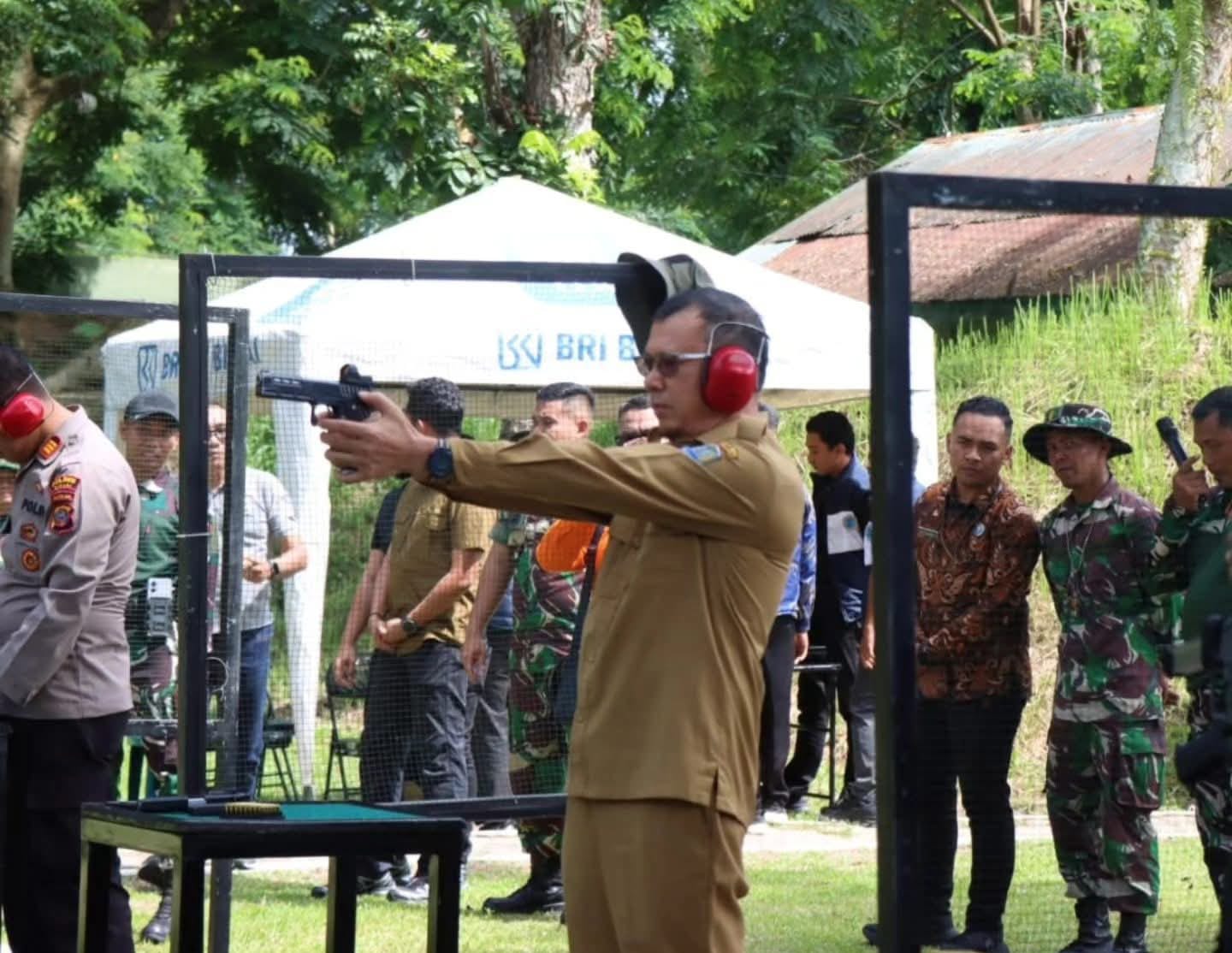 Menembak Bersama