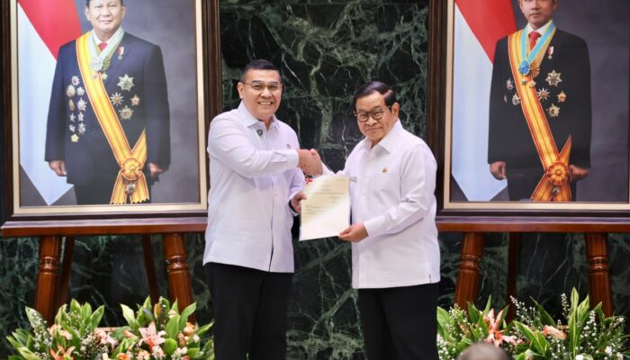 DKI Jakarta HUT ke-499, Wamen Ossy Serahkan 499 Sertipikat ke Gubernur Pramono Anung