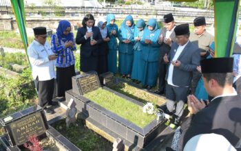 Ziarah Makam Mantan Bupati