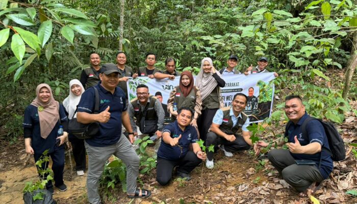 Mahasiswa Program Doktor KPI Gelar PkM Tanam Pohon di TNGL