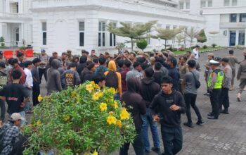 Usut Dana Hibah Rp25 M, Aliansi Mahasiswa Labusel Bentangkan Rapor Merah Dua Tahun Pemkab di Kantor Gubernur
