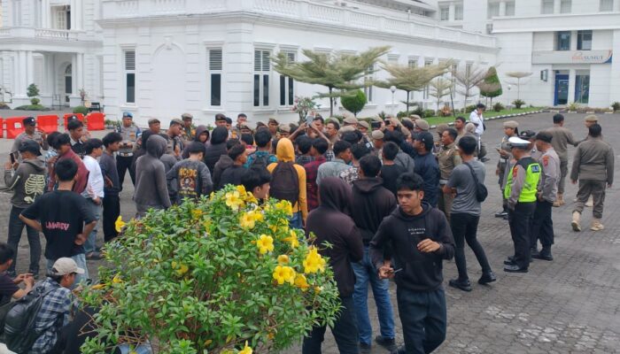 Usut Dana Hibah Rp25 M, Aliansi Mahasiswa Labusel Bentangkan Rapor Merah Dua Tahun Pemkab di Kantor Gubernur
