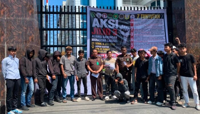 Tak Sorong Tak Surut! Mahasiswa Labusel Kembali Menggelegar di Kajatisu, Desak Usut Dugaan Korupsi Miliaran Rupiah