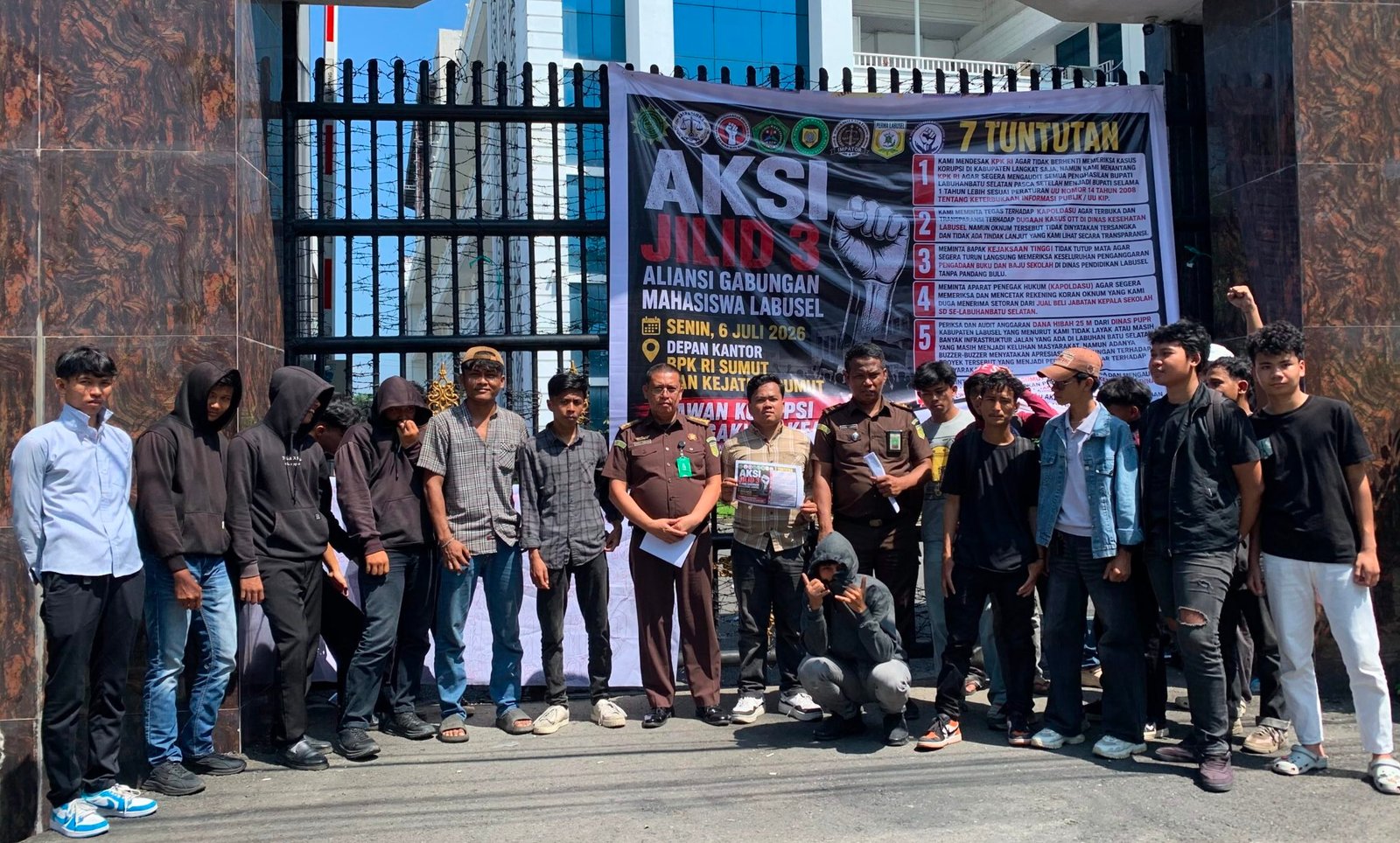 Tak Sorong Tak Surut! Mahasiswa Labusel Kembali Menggelegar di Kajatisu, Desak Usut Dugaan Korupsi Miliaran Rupiah