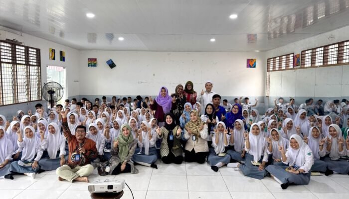 Tanamkan Green Mindset Sejak Dini, Dosen FEB UMA Gelar PKM di SMAN 13 Medan