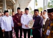 Serahkan Sertipikat Wakaf