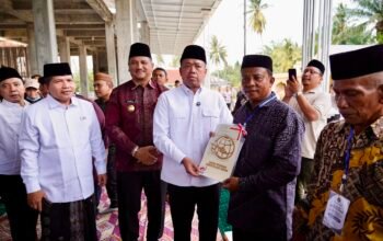 Serahkan Sertipikat Wakaf
