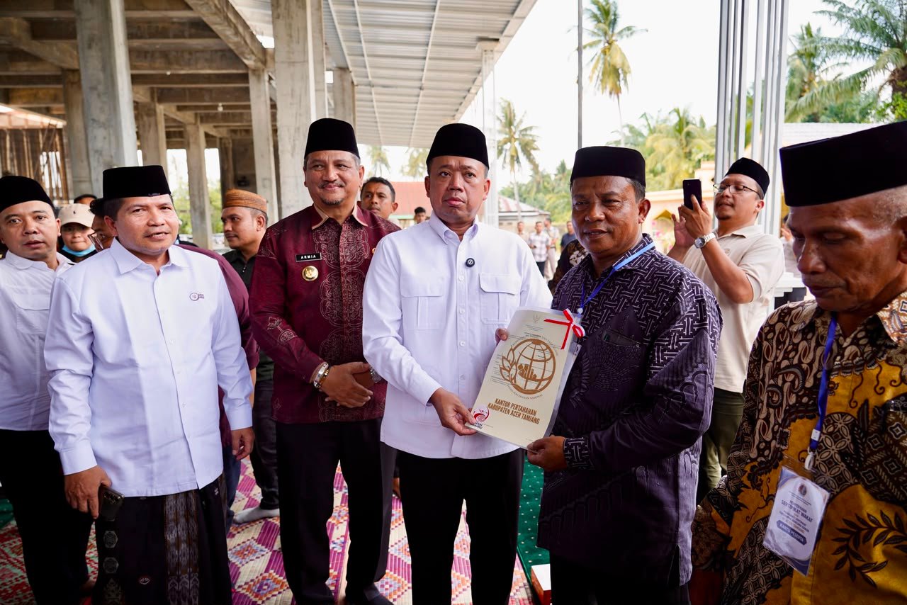 Serahkan Sertipikat Wakaf