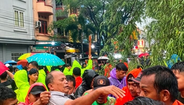 Cuaca Ekstrem Terjang Binjai, Pedagang Bakso Tertimpa Pohon di Lapangan Merdeka, Pemko Bergerak Cepat Tangani Korban