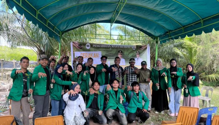 Sukseskan “Gerakan Hijau Pesisir”, SEMA FDK UINSU Tanam 2.000 Bibit Pohon Mangrove