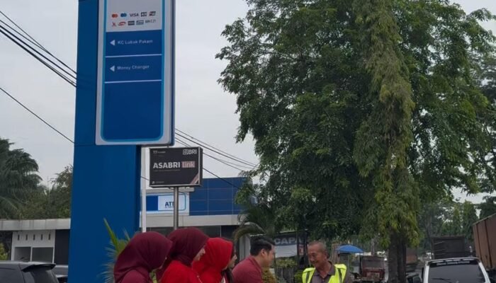 BRI Branch Office Lubuk Pakam Bagikan Bendera Merah Putih Jelang HUT ke-81 Kemerdekaan RI