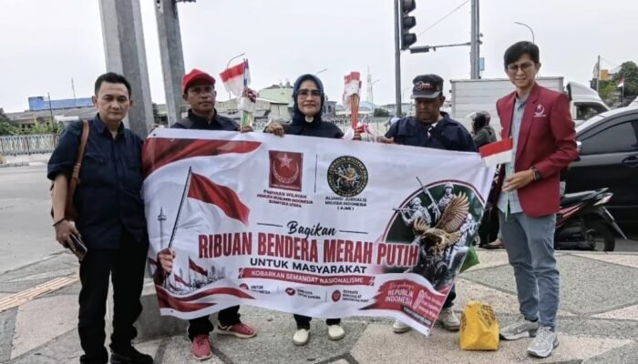 Bersama Babinsa, AJMI dan PW Pemuda Muslim Sumut Bagikan 1945 Bendera Merah Putih, Gelorakan Semangat HUT ke-81 RI