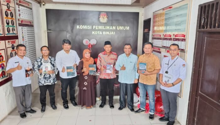 Guru Besar FDK UINSU Bedah Buku Opini Publik di KPU Binjai