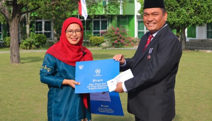 Presiden RI Anugerahkan Satyalancana Karya Satya X Tahun kepada Guru Besar FDK UINSU