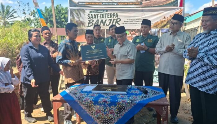Peduli Pendidikan Korban Bencana, Wamen Dikdasmen dan Ketum PP PERSIS Resmikan Kelas Darurat di Tapteng