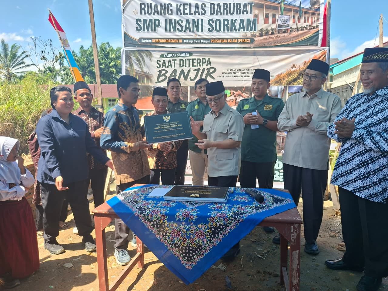 Peduli Pendidikan Korban Bencana, Wamen Dikdasmen dan Ketum PP PERSIS Resmikan Kelas Darurat di Tapteng