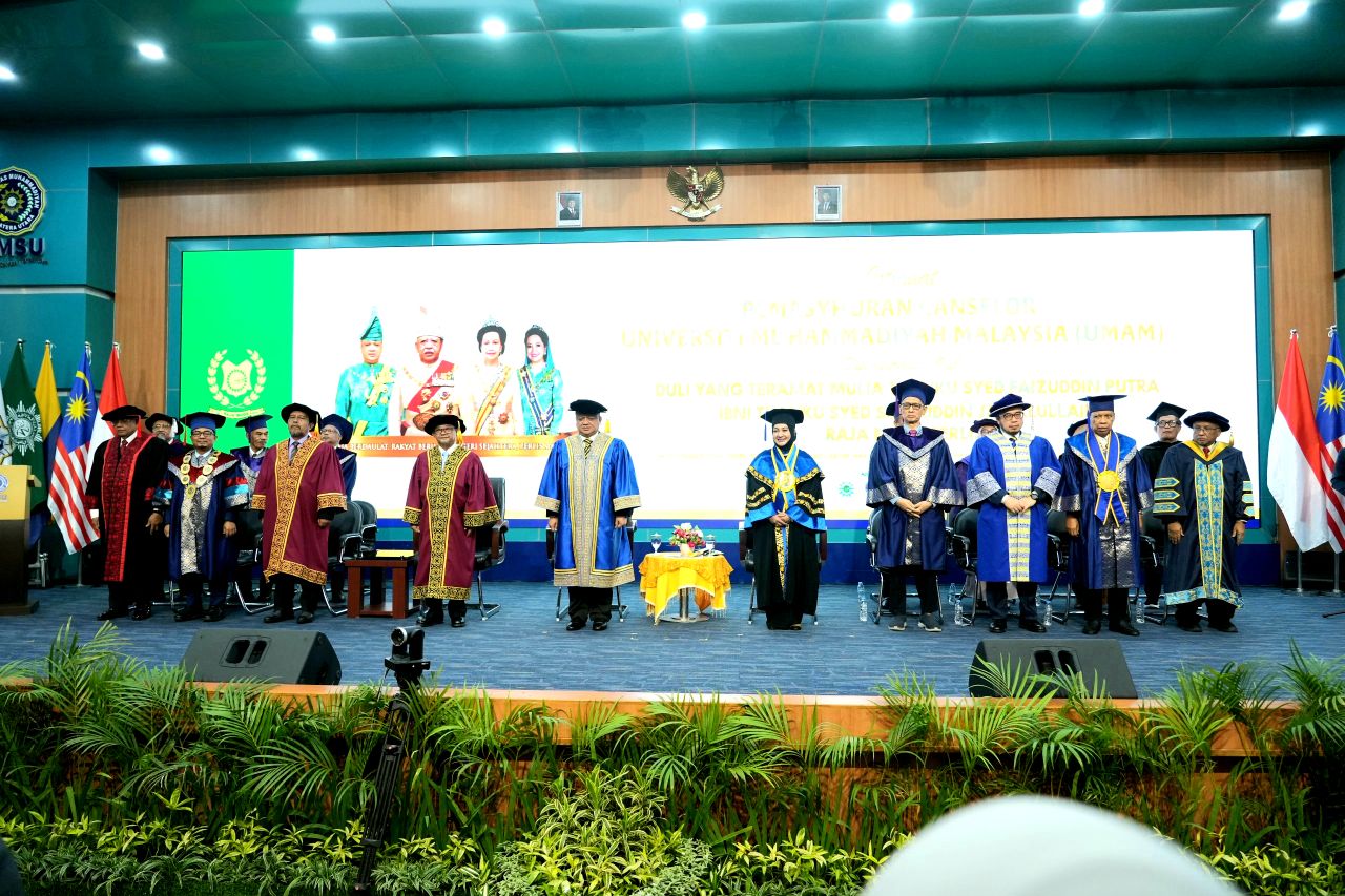 Suasana prosesi pemasyhuran Raja Muda Perlis, DYTM Tuanku Syed Faizuddin Putra ibni Syed Sirajuddin Jamalullail, sebagai Canselor UMAM masa jabatan 2026–2031,  di kampus utama UMSU, Senin (14/9/2026).
