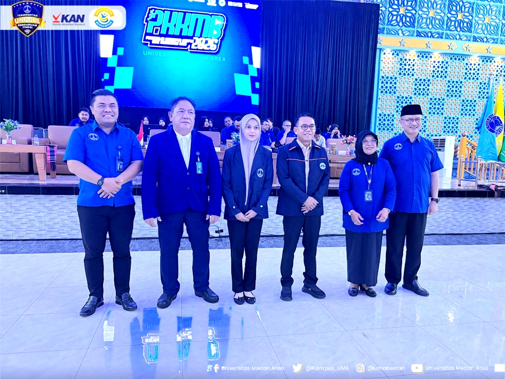 Rektor UMA Prof. Dr. Dadan Ramdan, M.Eng., M.Sc, Ketua YPHAS HM Erwin Siregar, SE, MA diabadikan bersama Wakil Wali Kota Medan H. Zakiyuddin Harahap yang turut bergabung sebagai mahasiswa baru Program Magister Manajemen UMA