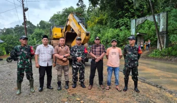 Camat Linggabayu Turun Tangan Bersihkan Batang Kayu yang Tutup Jalan Desa Sikumbu