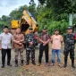 Camat Linggabayu Turun Tangan Bersihkan Batang Kayu yang Tutup Jalan Desa Sikumbu