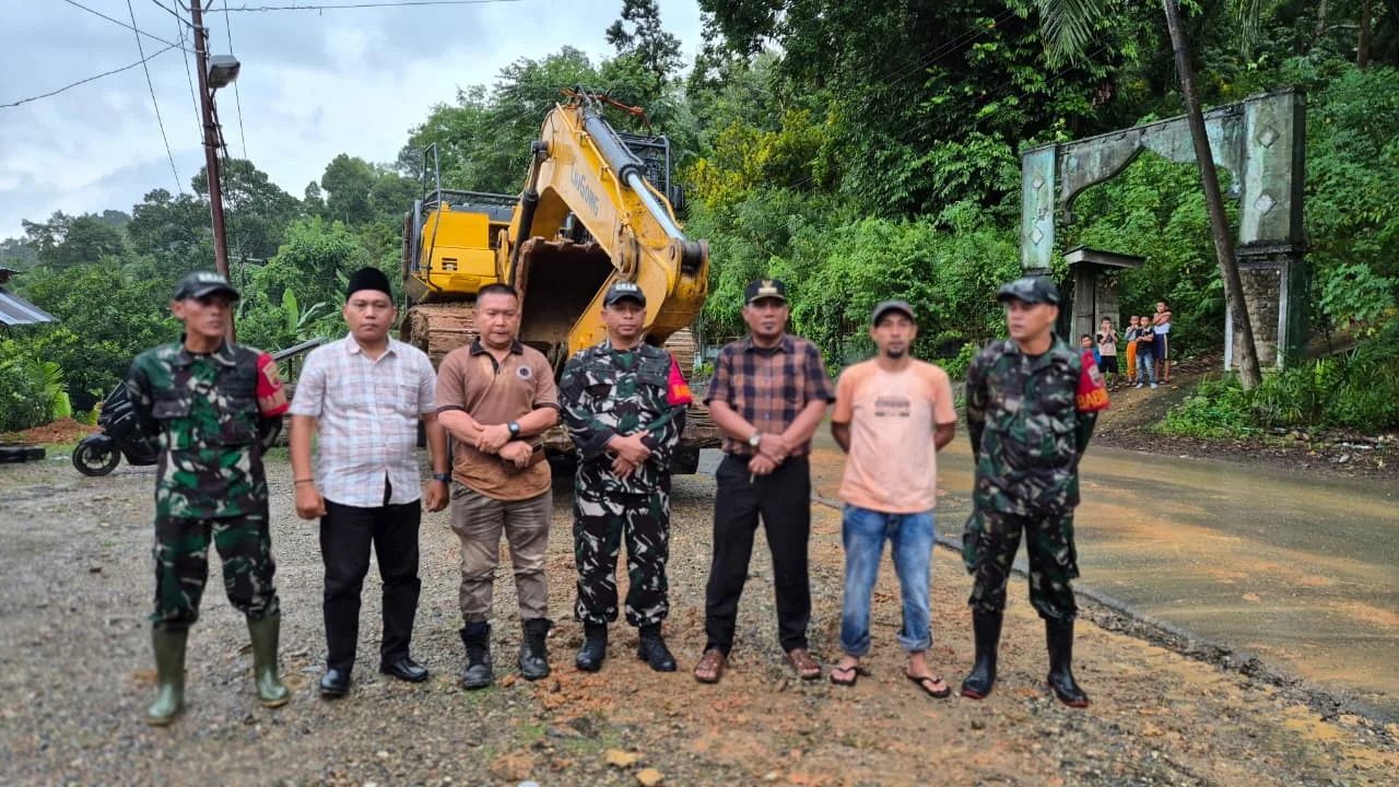Camat Linggabayu Turun Tangan Bersihkan Batang Kayu yang Tutup Jalan Desa Sikumbu