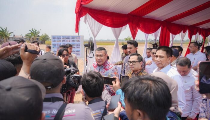 Wamen Ossy Serahkan Sertipikat bagi MBR di Kalsel, Dukung Penyediaan Rumah Layak Huni Lewat Legalitas Tanah