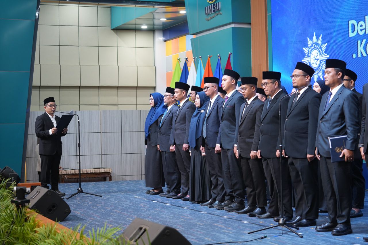 Rektor UMSU Prof. Dr. Akrim, M.Pd (kiri) melantik sejumlah pejabat yang terdiri atas dekan dan wakil dekan, ketua dan sekretaris program studi, kepala bagian, kepala biro, serta sejumlah kepala unit kerja  Selasa (15/9/2026).
